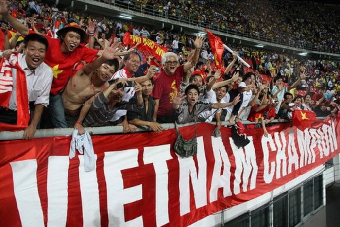 Nhưng tôi có một niềm tin rằng, người Việt Nam sẽ không bao giờ hoàn toàn bỏ rơi bóng đá. Kiều bào ở Thái Lan vẫn đến xem các tuyển thủ ĐTQG thi đấu, thậm chí màu cờ đỏ của các CĐV Việt Nam rực rỡ một góc khán đài sân Rajamangala trong ngày mà ĐTVN chơi trận cuối cùng của AFF Cup 2012, trận đấu mà đội tuyển ở vào tình thế tuyệt vọng nhất. Sẽ luôn có người Việt Nam dõi theo bước chân của các cầu thủ.